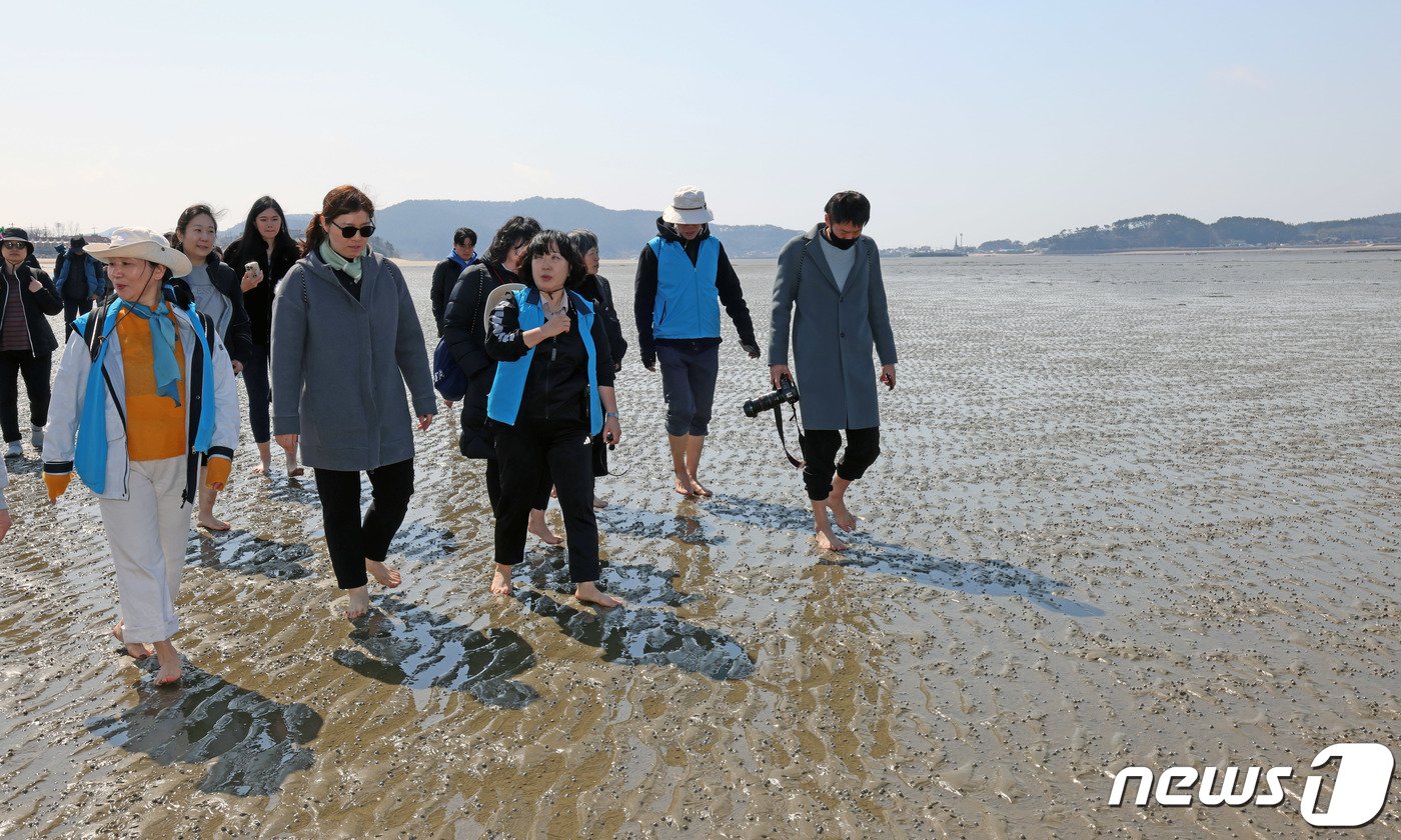 장미란 문화체육관광부 제2차관이 15일 ‘3월엔 여기로: 여행가는 달, 기차로 떠나는 로컬여행’ 프로그램을 이용해 충남 태안을 찾아 신두리 해수욕장에서 기자단과 함께 맨발 걷기&#40;어씽&#41;을 체험하고 있다. 맨발 걷기&#40;어씽&#41;는 지구&#40;earth&#41;의 땅을 직접 밟는다는 의미로 스트래스 감소와 운동성 증가 등의 효과가 있어 황톳길, 등산로, 해안가 등에서 최근 유행하고 있는 활동이다. &#40;문화체육관광부 제공&#41; 2024.3.15/뉴스1