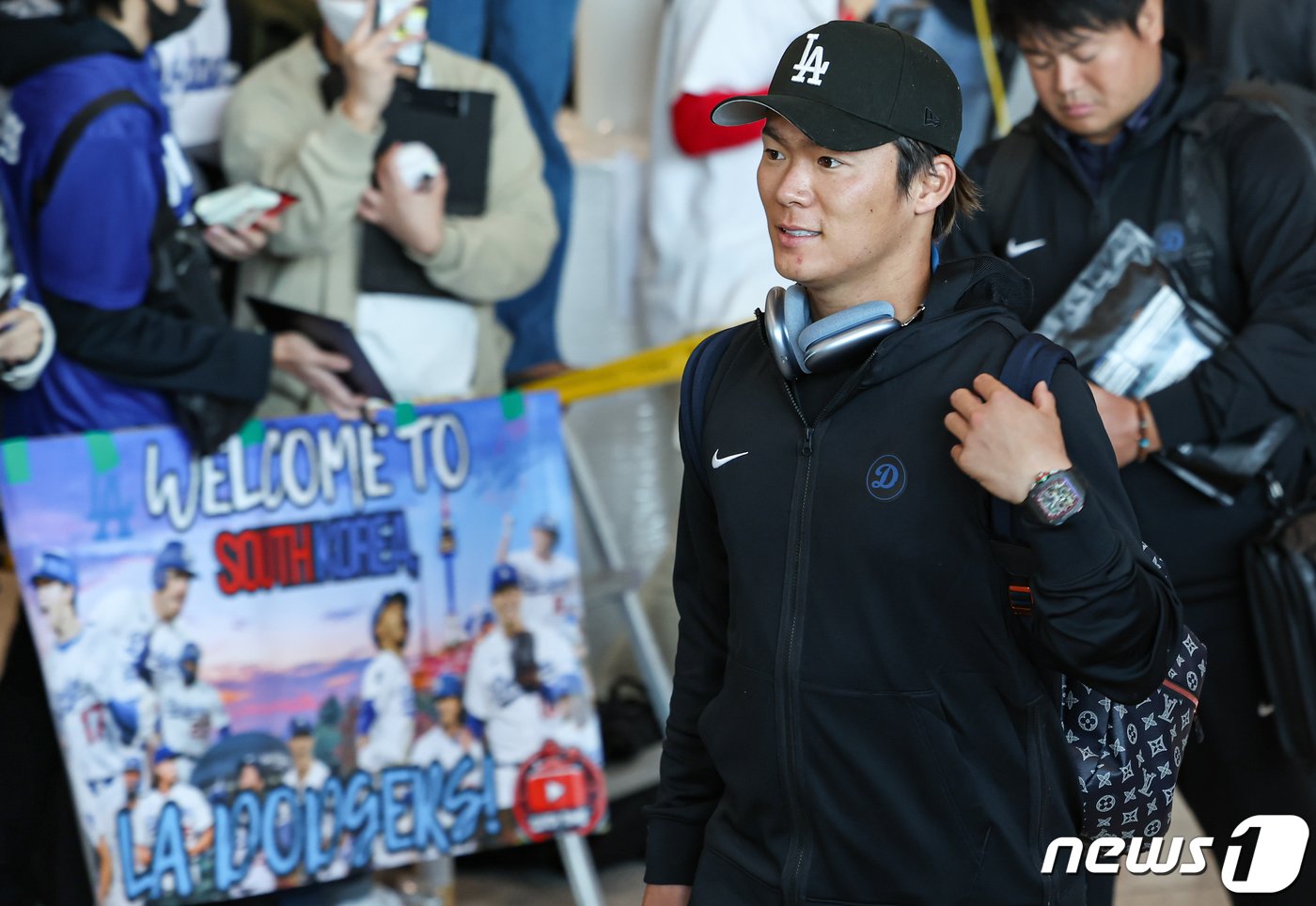 미국프로야구&#40;MLB&#41; LA 다저스 야마모토 요시노부가 15일 오후 인천국제공항 제1터미널을 통해 입국하고 있다. 2024.3.15/뉴스1 ⓒ News1 김도우 기자