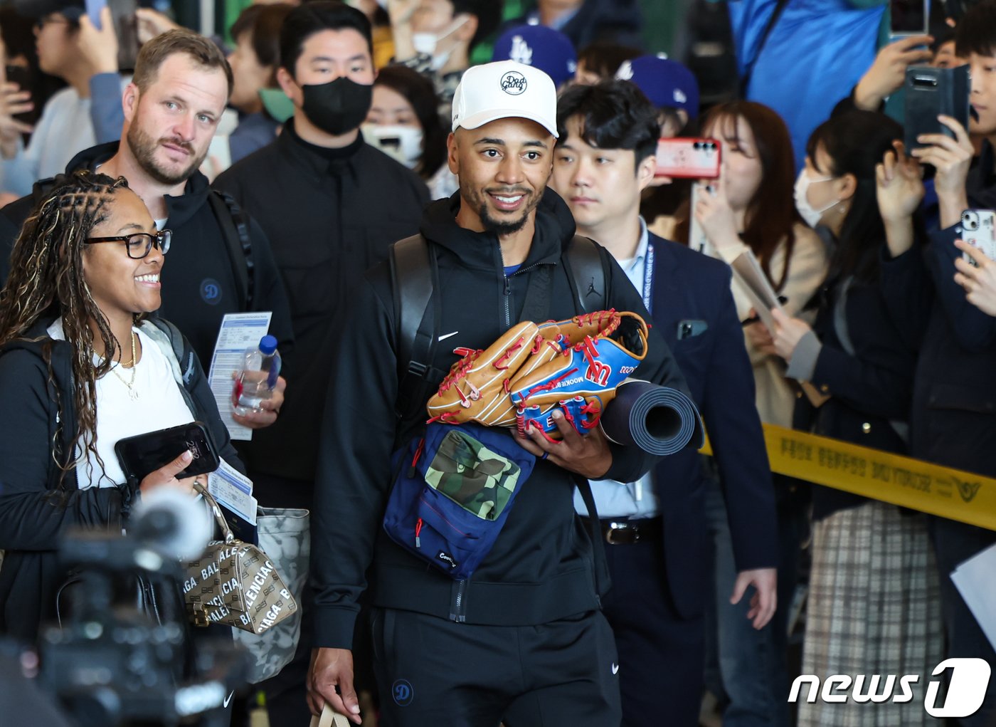 본문 이미지 - 미국프로야구(MLB) LA 다저스 무키베츠가 15일 오후 인천국제공항 제1터미널을 통해 입국하고 있다. 2024.3.15/뉴스1 ⓒ News1 김도우 기자