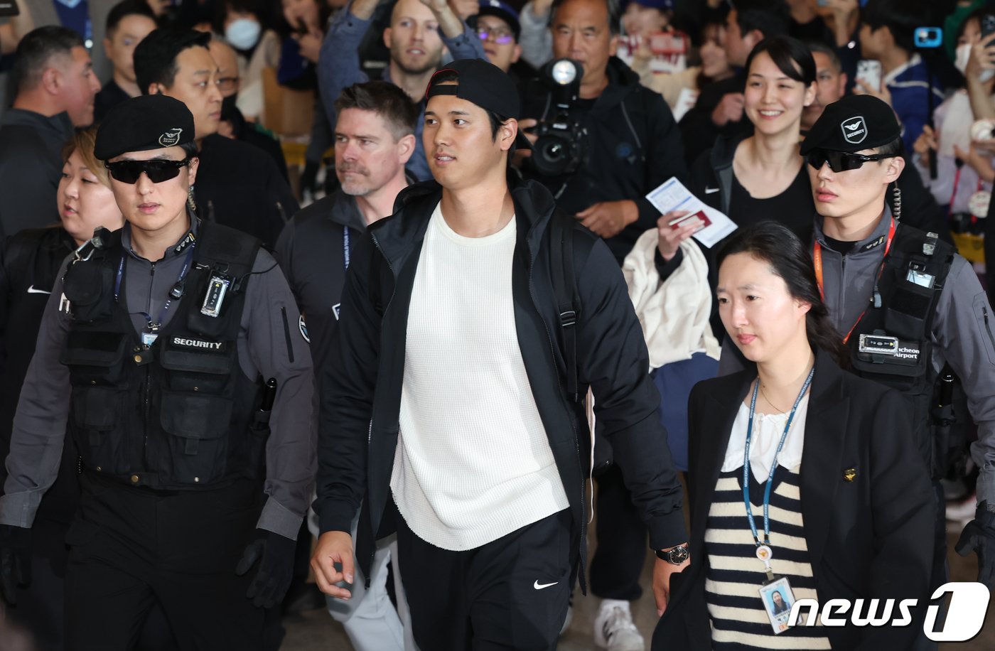 본문 이미지 - 미국프로야구(MLB) 월드투어 서울시리즈에 출전하는 LA 다저스 오타니 쇼헤이가 15일 오후 인천국제공항 제1터미널을 통해 부인 다나카 마미코와 함께 입국하고 있다. 2024.3.15/뉴스1 ⓒ News1 김도우 기자
