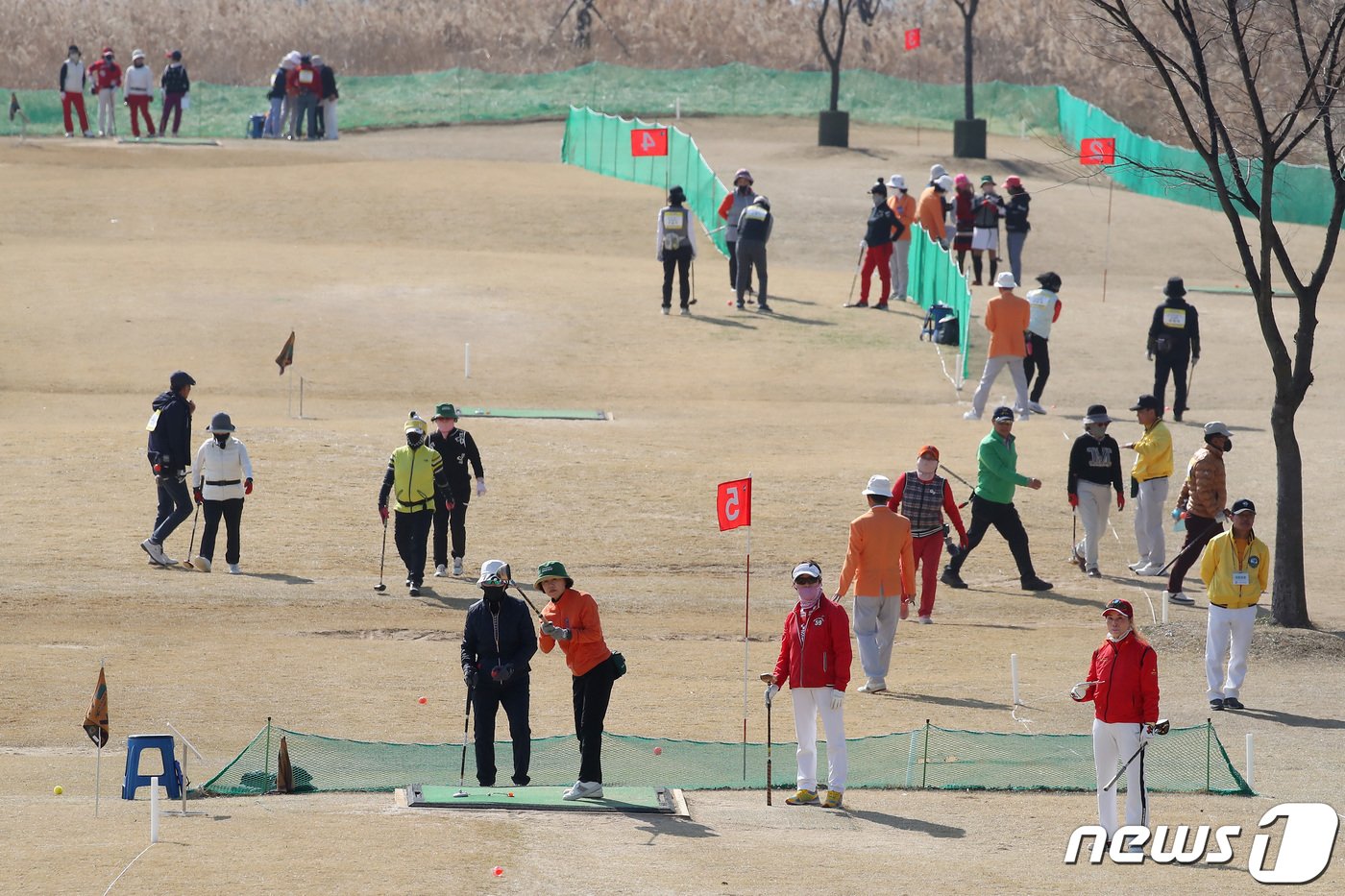 15일 대구 달성군 논공읍 위천파크골프장에서 개막한 &#39;제1회 대통령기 전국파크골프대회&#39;에 출전한 선수들이 실력을 겨루고 있다.  2024.3.15/뉴스1 ⓒ News1 공정식 기자