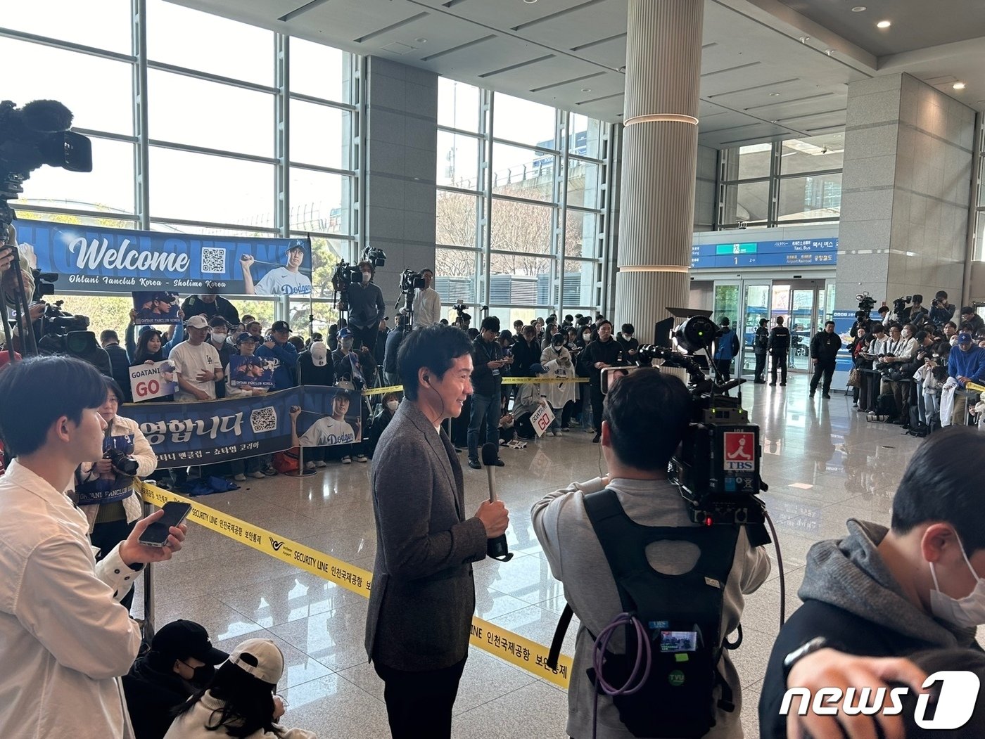 본문 이미지 - 15일 오후 인천국제공항 제1터미널에서 오타니를 기다리는 인파가 엄청나다. 일본 TBS 방송사가 현장을 생중계하고 있다. 2024.3.15/뉴스1 ⓒ News1 문대현 기자