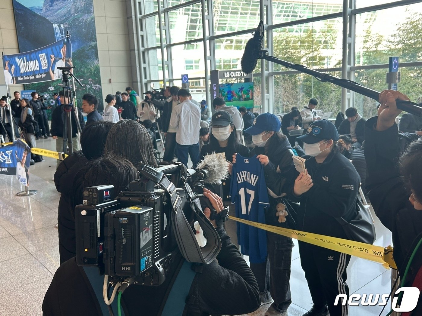본문 이미지 -   15일 오후 인천국제공항 제1터미널에서 일본 취재진이 오타니의 한국팬들을 대상으로 인터뷰를 하고 있다. 2024.3.15/뉴스1 ⓒ News1 문대현 기자