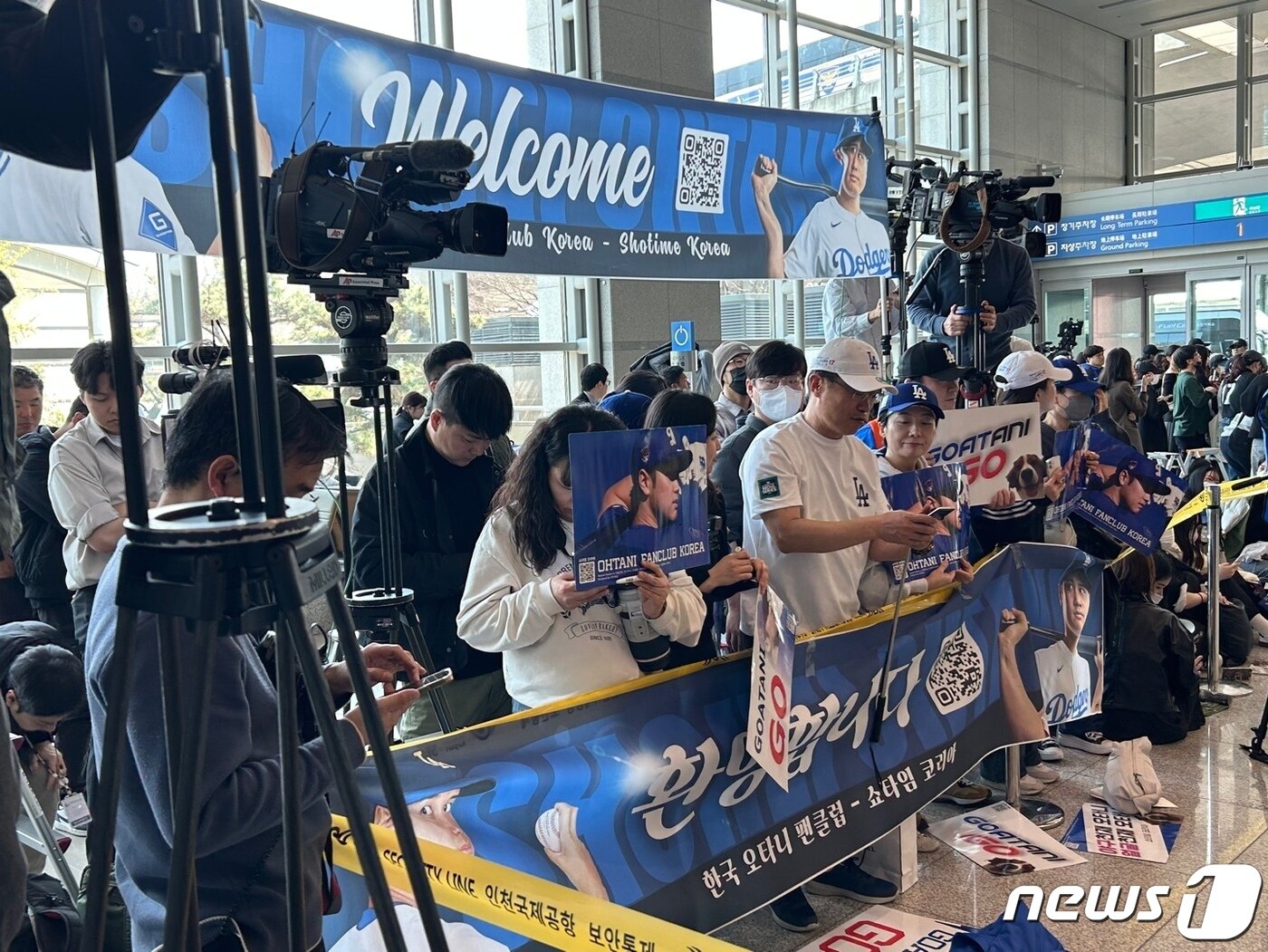 본문 이미지 -  15일 오후 인천국제공항 제1터미널에서 오타니를 기다리는 팬클럽의 모습. 2024.3.15/뉴스1 ⓒ News1 문대현 기자