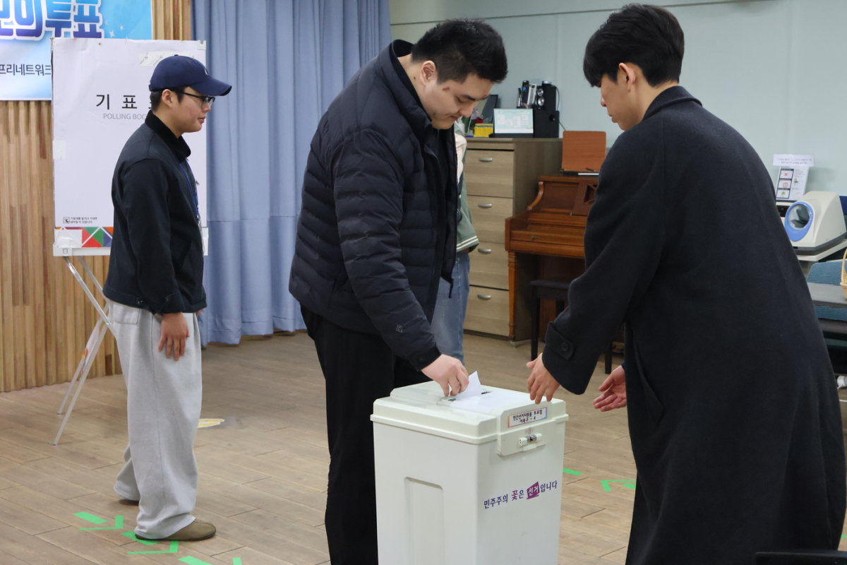 15일 충남 천안 다함장애인자립생활지원센터 교육실에서 열린 모의 투표에서 한 참가자가 투표를 하고 있다. (베리어프리네트워크 제공) /뉴스1