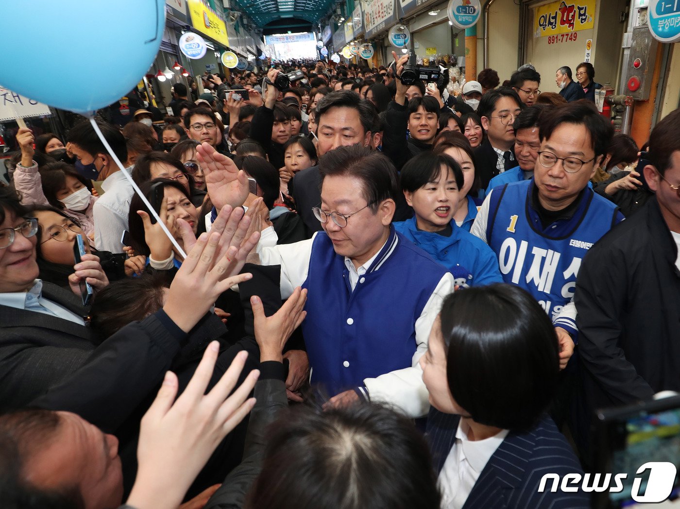 이재명 더불어민주당 대표가 부산 부산진구 당감새시장에서 시민들에게 인사를 하고 있다. 2024.3.15/뉴스1 ⓒ News1 윤일지 기자