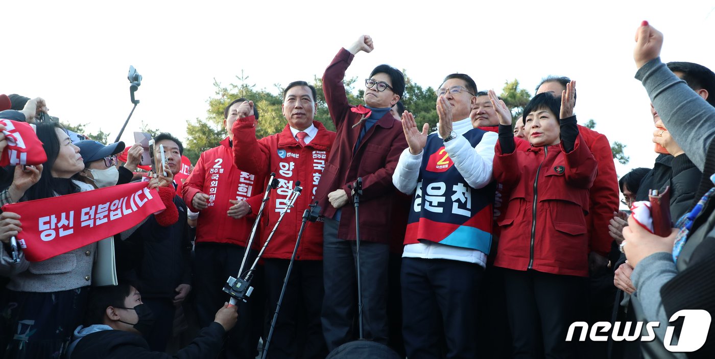 한동훈 국민의힘 비상대책위원장이 15일 전북자치도 전주시 한옥마을 경기전 앞에서 지지자들에게 인사를 하고 있다. 2024.3.15/뉴스1 ⓒ News1 유경석 기자