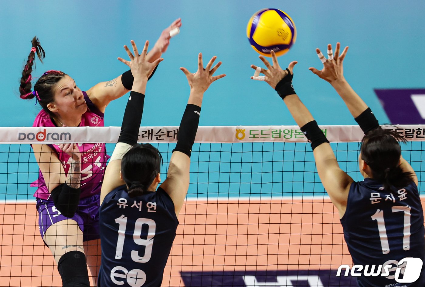 본문 이미지 - 15일 오후 인천 삼산월드체육관에서 열린 여자프로배구 '2023-2024 도드람 V리그' 흥국생명과 GS칼텍스의 경기, 흥국생명 윌로우가 공격을 하고 있다. 2024.3.15/뉴스1 ⓒ News1 김도우 기자