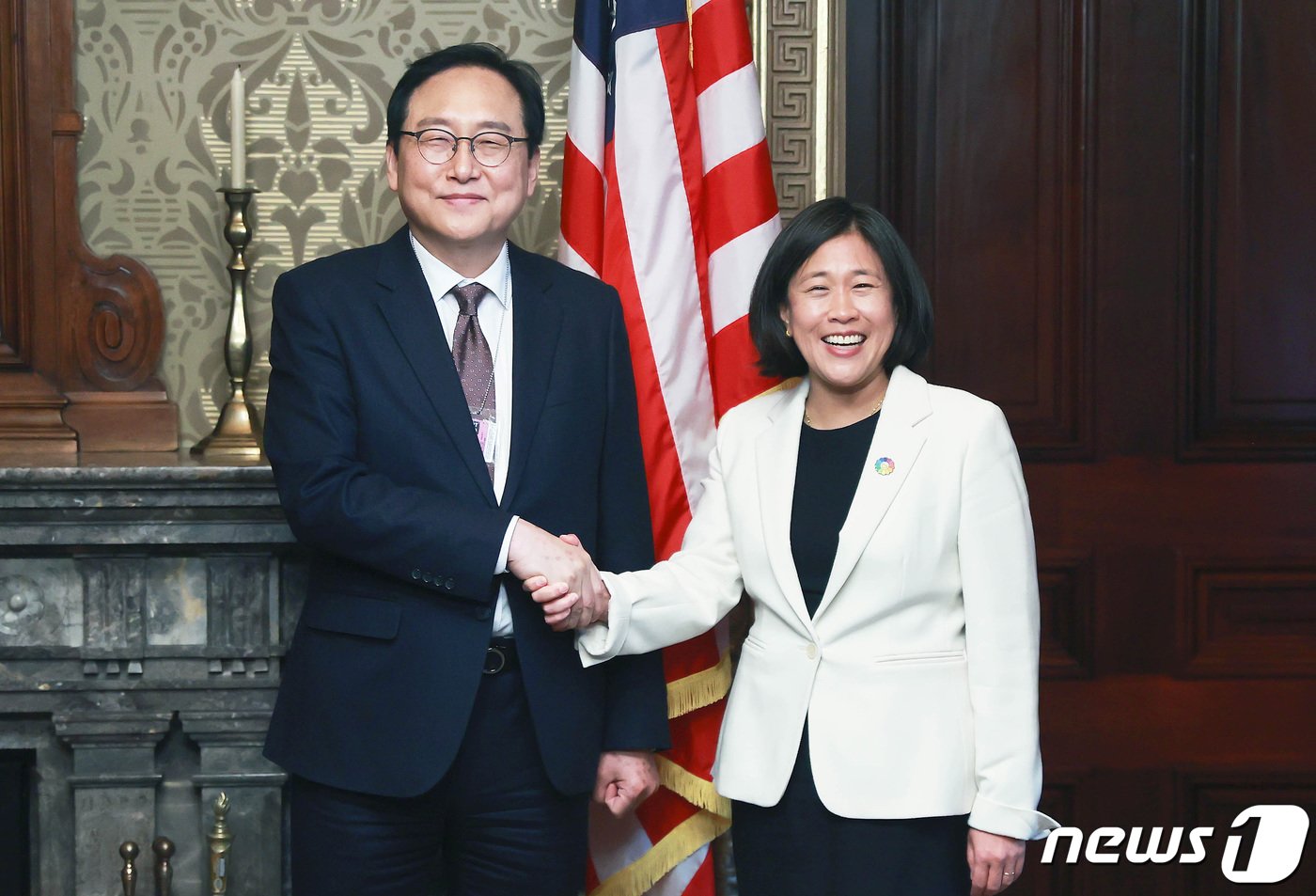 본문 이미지 - 정인교 산업통상자원부 통상교섭본부장이 지난 15일 미국 백악관에서 열린 제7차 한-미 FTA(자유무역협정) 공동위원회에서 캐서린 타이(Katherine Tai) 미국무역대표부(USTR)대표와 인사하고 있다. (산업통상자원부 제공) 2024.3.16/뉴스1 ⓒ News1 신웅수 기자