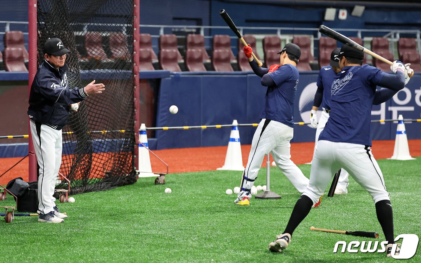본문 이미지 - 류중일 팀 코리아 감독이 16일 오후 서울 구로구 고척스카이돔에서 미국프로야구(MLB) 월드투어 서울시리즈에 출전하는 LA 다저스, 샌디에이고 파드리스와의 평가전을 앞두고 배팅볼을 던지고 있다. 2024.3.16/뉴스1 ⓒ News1 김진환 기자