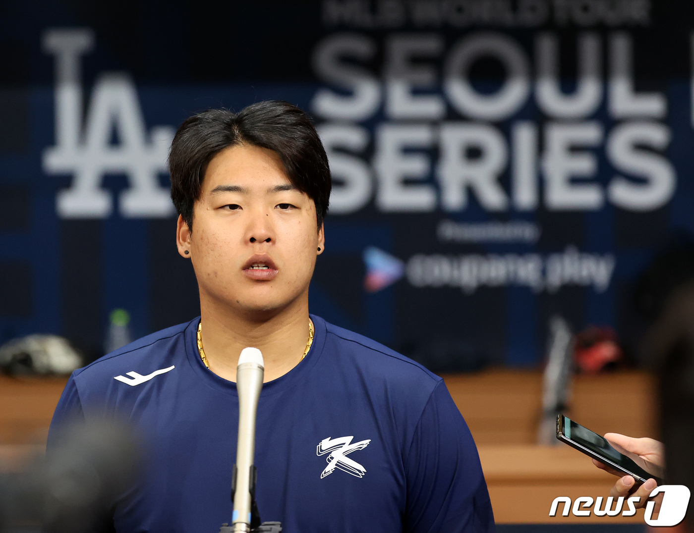 (서울=뉴스1) 김진환 기자 = 팀 코리아의 강백호가 16일 오후 서울 구로구 고척스카이돔에서 미국프로야구(MLB) 월드투어 서울시리즈에 출전하는 LA 다저스, 샌디에이고 파드리스 …