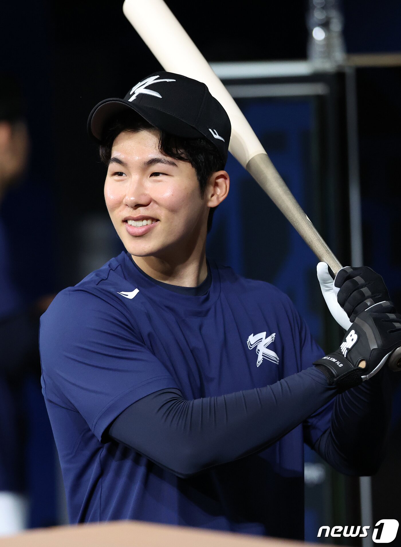 본문 이미지 - 팀 코리아의 김혜성이 16일 오후 서울 구로구 고척스카이돔에서 미국프로야구(MLB) 월드투어 서울시리즈에 출전하는 LA 다저스, 샌디에이고 파드리스와의 평가전을 앞두고 취재진 질문에 답변하고 있다. 2024.3.16/뉴스1 ⓒ News1 김진환 기자