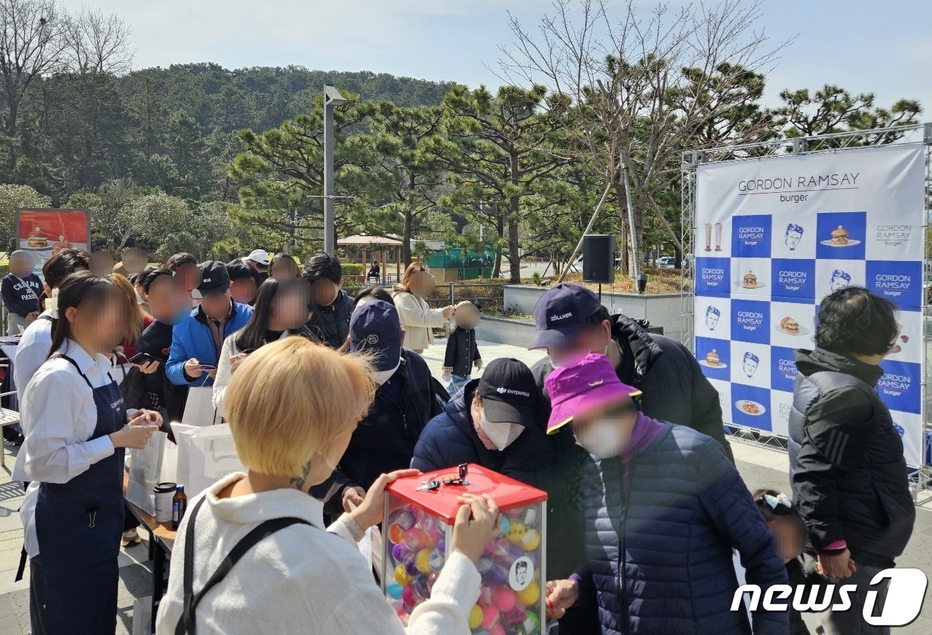 16일 부산 해운대구 더에이101에서 열린 고든램지버거 팝업스토어를 찾은 방문객들이 이벤트를 즐기고 있다.2024.3.16/뉴스1 ⓒ News1 조아서 기자