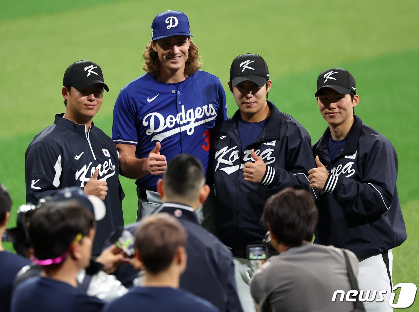 미국프로야구&#40;MLB&#41; 월드투어 서울시리즈에 출전하는 LA 다저스 타일러 글라스노우가 16일 오후 서울 구로구 고척스카이돔에서 열린 유소년 야구 클리닉에서 팀 코리아 노시환, 원태인, 김혜성과 기념 촬영을 하고 있다. 2024.3.16/뉴스1 ⓒ News1 김진환 기자