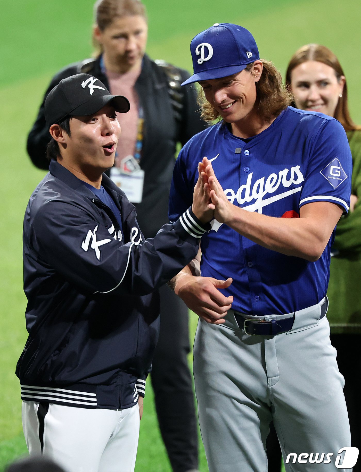 본문 이미지 - 미국프로야구(MLB) 월드투어 서울시리즈에 출전하는 LA 다저스 타일러 글라스노우가 16일 오후 서울 구로구 고척스카이돔에서 열린 유소년 야구 클리닉에서 팀 코리아 원태인과 손바닥을 비교하고 있다. 2024.3.16/뉴스1 ⓒ News1 김진환 기자