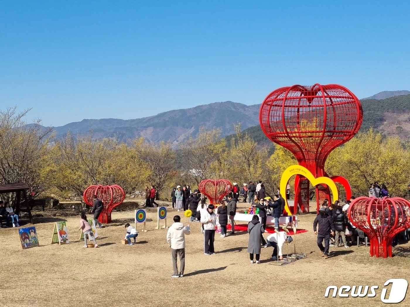 본문 이미지 - 낮 최고기온이 19~22도에 머문 16일 전남 구례 산수유꽃축제장을 찾은 상춘객들이 체험 프로그램을 즐기고 있다. 2024.3.16/뉴스1 ⓒ News1 최성국 기자