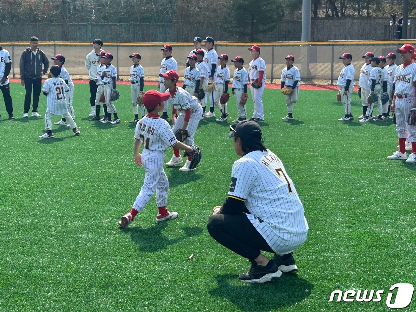 본문 이미지 -   16일 서울 용산구 용산어린이정원 내 야구장에서 열린 샌디에이고 파드리스 유소년 야구 클리닉에서 김하성이 학생들을 바라보고 있다. 2024.3.16/뉴스1 ⓒ News1 문대현 기자