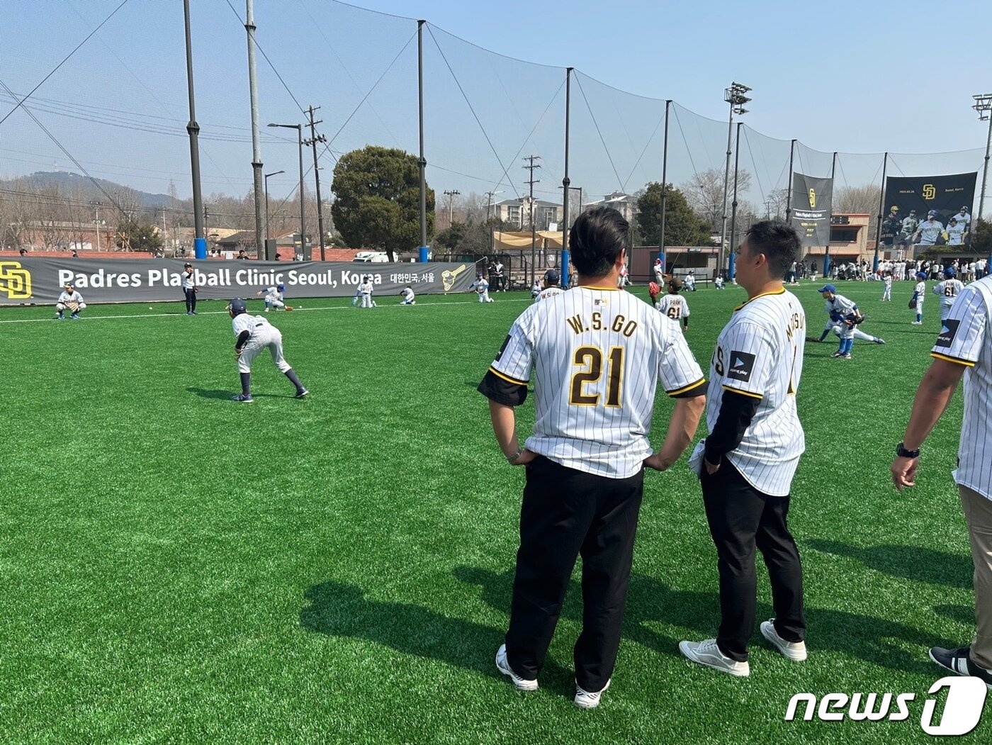 본문 이미지 -    16일 서울 용산구 용산어린이정원 내 야구장에서 열린 샌디에이고 파드리스 유소년 야구 클리닉에서 고우석이 유키 마쓰이와 대화를 나누고 있다. 2024.3.16/뉴스1 ⓒ News1 문대현 기자 