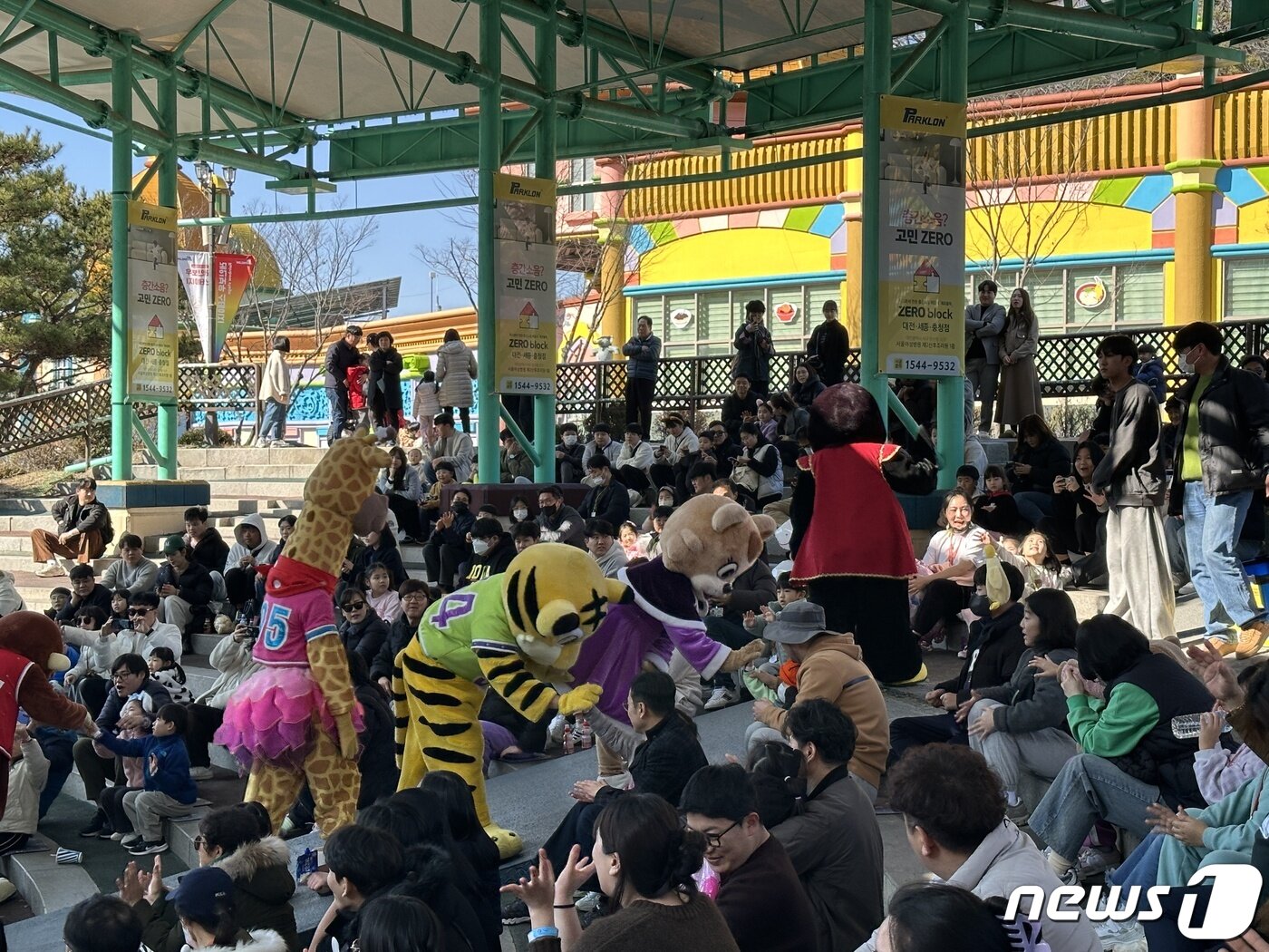 본문 이미지 -  16일 대전 오월드에서 가족단위 나들이객들이 어린이 공연을 관람하고 있다. (오월드 제공)/뉴스1