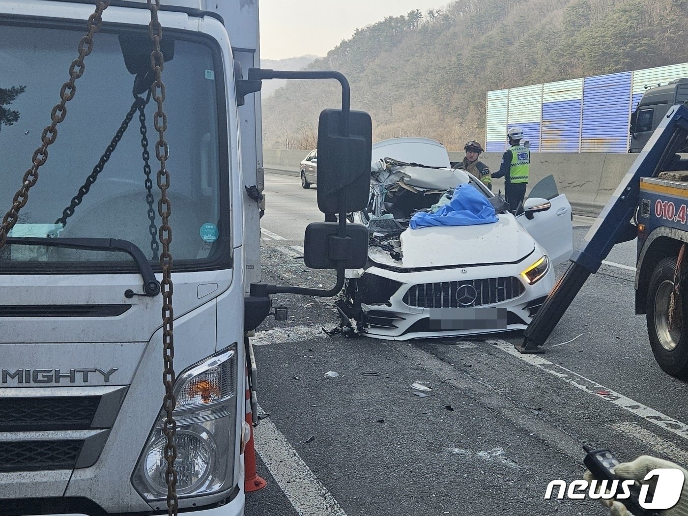 16일 오전 9시 9분쯤 충북 제천시 봉양읍 명암리 중앙고속도로 상행선 졸음쉼터 부근에서 벤츠 승용차가 3.5톤 화물차를 들이받아 4명이 다쳤다.&#40;독자 제공&#41;/뉴스1