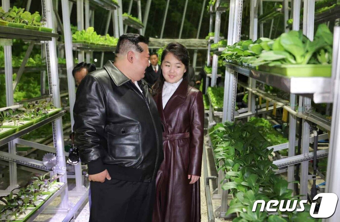 본문 이미지 - 2024년 3월 김정은 총비서는 강동종합온실 준공 및 조업식에 딸 주애가 함께 동행했을 때 사진. [국내에서만 사용가능. 재배포 금지. DB 금지. For Use Only in the Republic of Korea. Redistribution Prohibited] rodongphoto@news1.kr