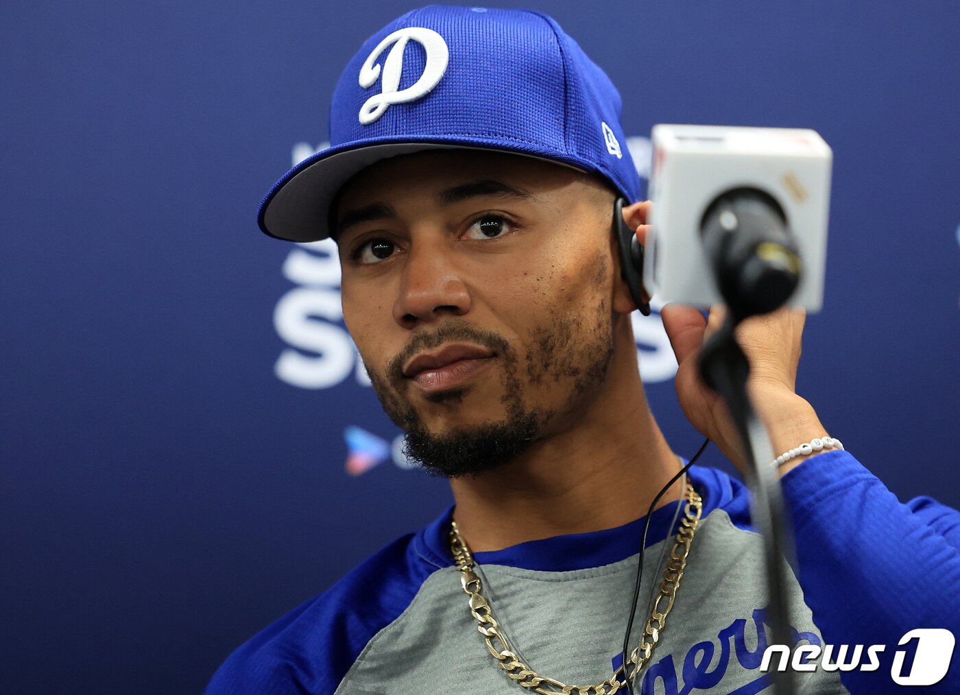 본문 이미지 - 미국프로야구(MLB) 월드투어 서울시리즈에 출전하는 LA 다저스 무키 베츠가 16일 오후 서울 구로구 고척스카이돔에서 열린 공식 기자회견에서 취재진 질문을 듣고 있다. 2024.3.16/뉴스1 ⓒ News1 김진환 기자