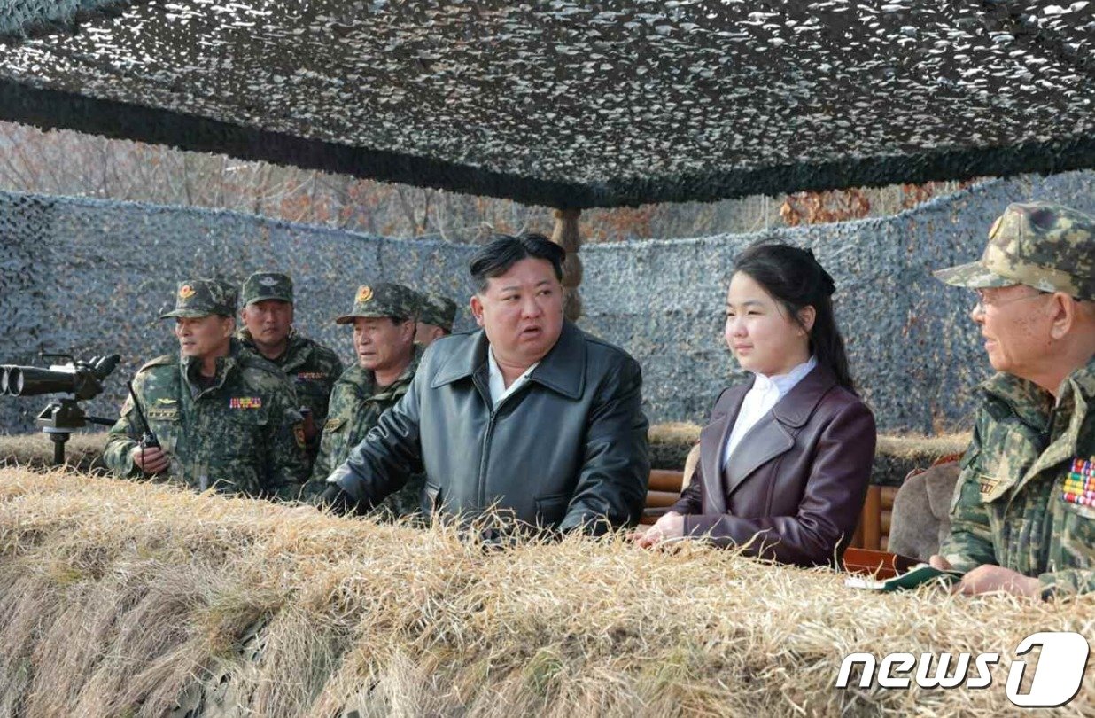 본문 이미지 - 김정은 북한 노동당 총비서와 그의 딸 주애. [국내에서만 사용가능. 재배포 금지. DB 금지. For Use Only in the Republic of Korea. Redistribution Prohibited] rodongphoto@news1.kr