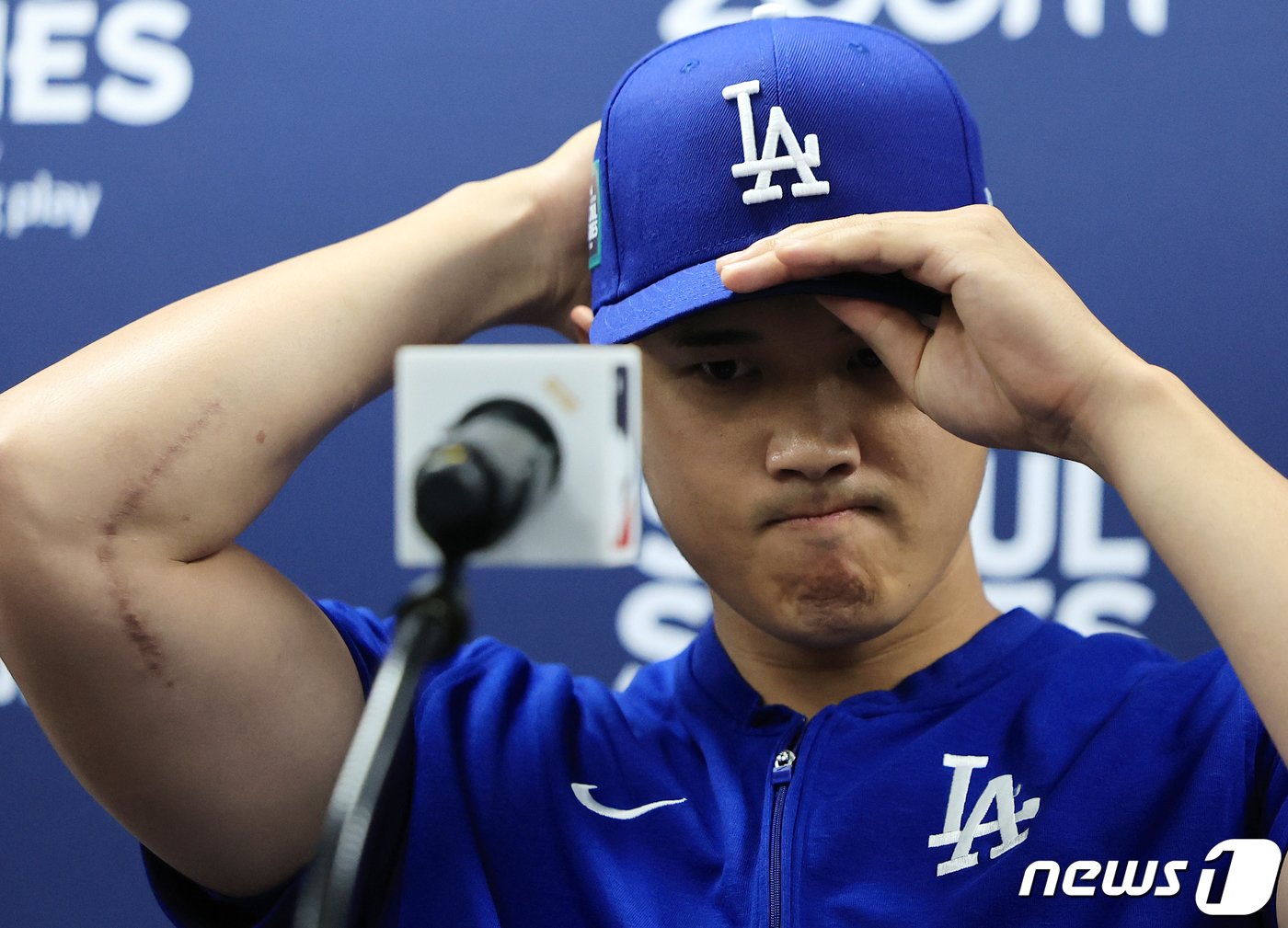 미국프로야구&#40;MLB&#41; 월드투어 서울시리즈에 출전하는 LA 다저스 오타니 쇼헤이가 16일 오후 서울 구로구 고척스카이돔에서 열린 공식 기자회견에서 모자를 고쳐 쓰고 있다. 2024.3.16/뉴스1 ⓒ News1 김진환 기자