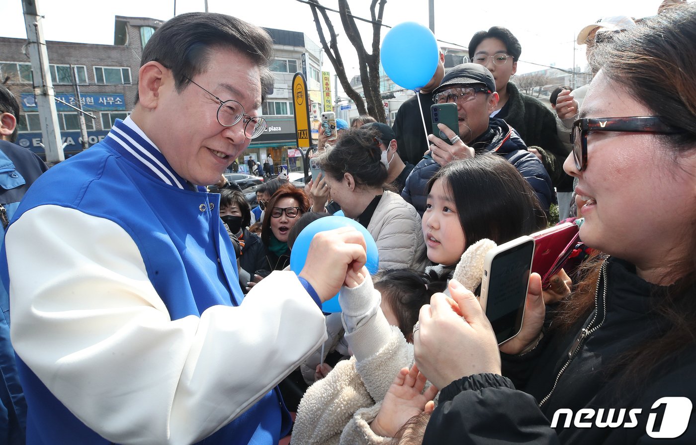 이재명 더불어민주당 대표가 16일 오후 경기 용인시 수지구 수지구청역 거리에서 시민들과 인사를 하고 있다. 2024.3.16/뉴스1 ⓒ News1 임세영 기자