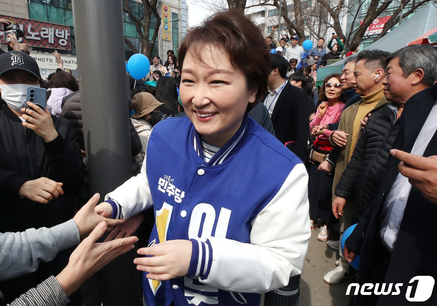 이언주 더불어민주당 국회의원 예비후보&#40;용인정&#41;가 3월16일 오후 경기 용인시 수지구 수지구청역 거리에서 시민들과 인사를 하고 있다. 2024.3.16/뉴스1 ⓒ News1 임세영 기자