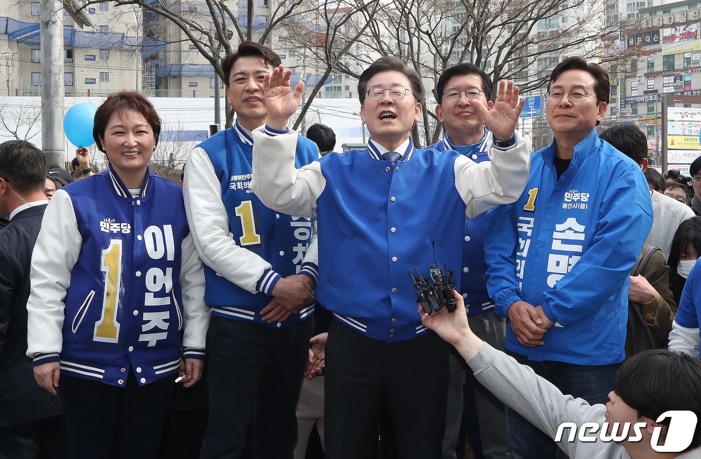 이재명 더불어민주당 대표가 16일 오후 경기 용인시 수지구 수지구청광장에서 시민들에게 지지를 호소하고 있다. 2024.3.16/뉴스1 ⓒ News1 임세영 기자