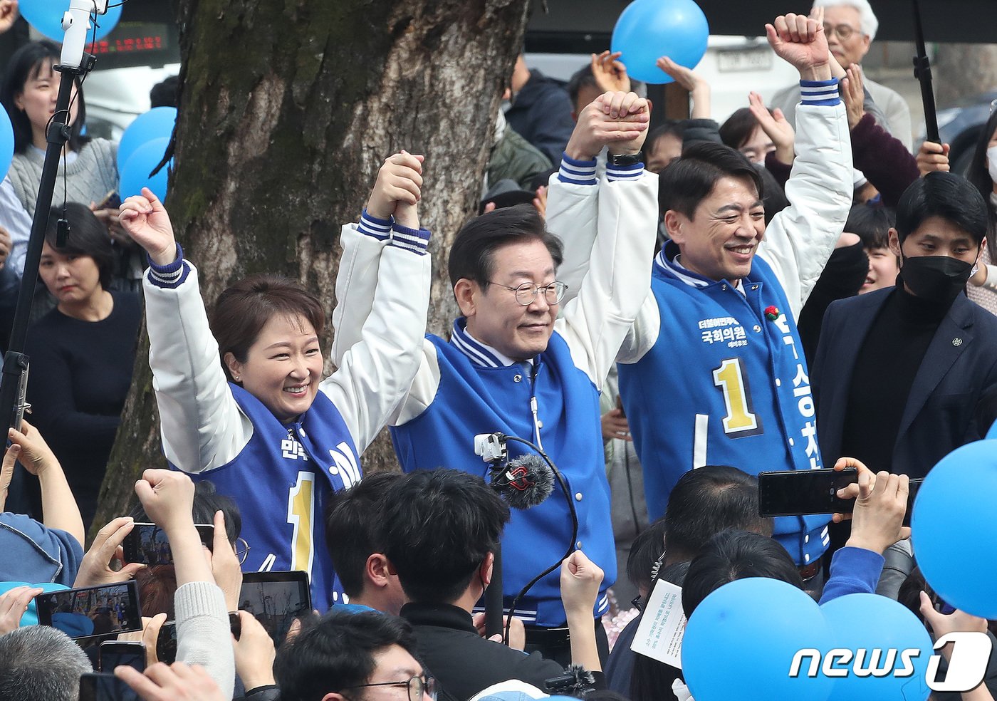 본문 이미지 - 이재명 더불어민주당 대표와 이언주(용인정), 부승찬(용인병) 국회의원 예비후보가 16일 오후 경기 용인시 수지구 수지구청역 거리에서 시민들과 인사를 하고 있다. 2024.3.16/뉴스1 ⓒ News1 임세영 기자