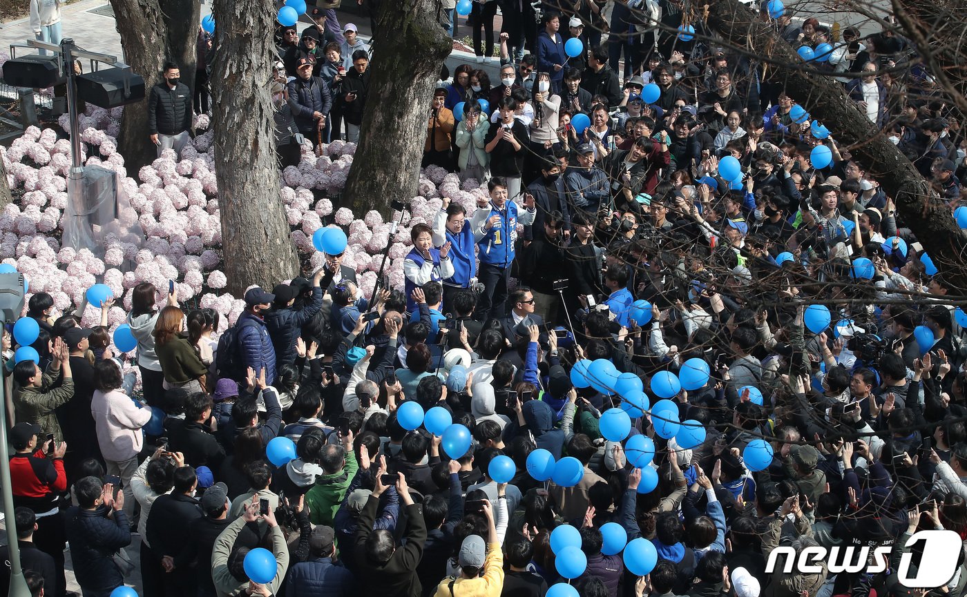 이재명 더불어민주당 대표와 이언주&#40;용인정&#41;, 부승찬&#40;용인병&#41; 국회의원 예비후보가 16일 오후 경기 용인시 수지구 수지구청역 거리에서 시민들과 인사를 하고 있다. 2024.3.16/뉴스1 ⓒ News1 임세영 기자