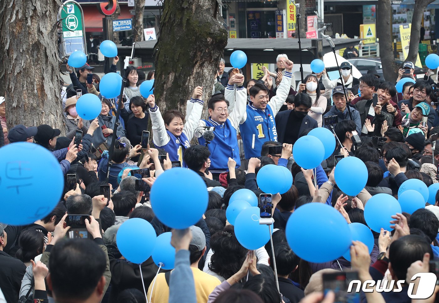 이재명 더불어민주당 대표와 이언주&#40;용인정&#41;, 부승찬&#40;용인병&#41; 국회의원 예비후보가 16일 오후 경기 용인시 수지구 수지구청역 거리에서 시민들과 인사를 하고 있다. 2024.3.16/뉴스1 ⓒ News1 임세영 기자