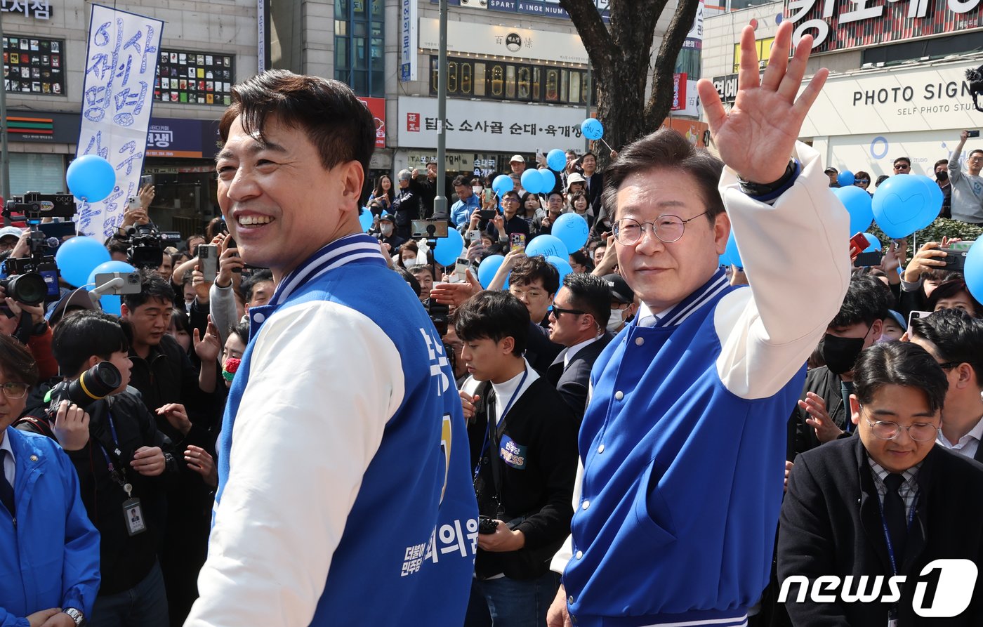 이재명 더불어민주당 대표가 16일 오후 경기 용인시 수지구 수지구청역 거리에서 시민들과 인사를 하고 있다. 2024.3.16/뉴스1 ⓒ News1 임세영 기자