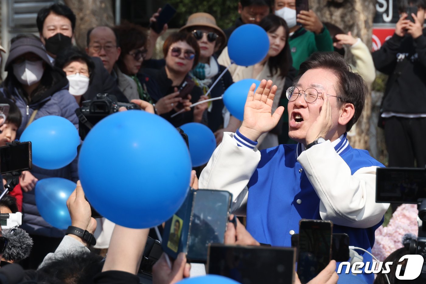 이재명 더불어민주당 대표가 16일 오후 경기 용인시 수지구 수지구청역 거리에서 시민들에게 지지를 호소하고 있다. &#40;공동취재&#41; 2024.3.16/뉴스1 ⓒ News1 임세영 기자