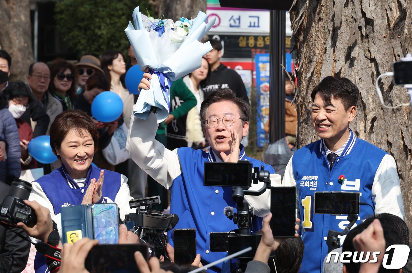 이재명 더불어민주당 대표가 16일 오후 경기 용인시 수지구 수지구청역 거리에서 시민들을 향해 인사를 하고 있다. &#40;공동취재&#41; 2024.3.16/뉴스1 ⓒ News1 임세영 기자