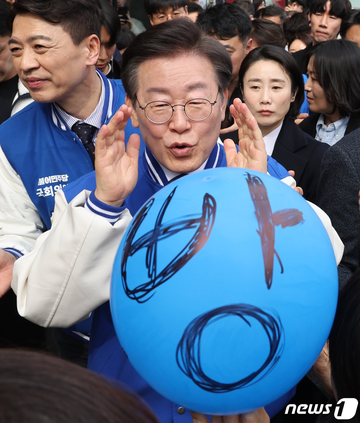 이재명 더불어민주당 대표가 16일 오후 경기 용인시 수지구 수지구청역 거리에서 시민들에게 지지를 호소하고 있다. &#40;공동취재&#41; 2024.3.16/뉴스1 ⓒ News1 임세영 기자