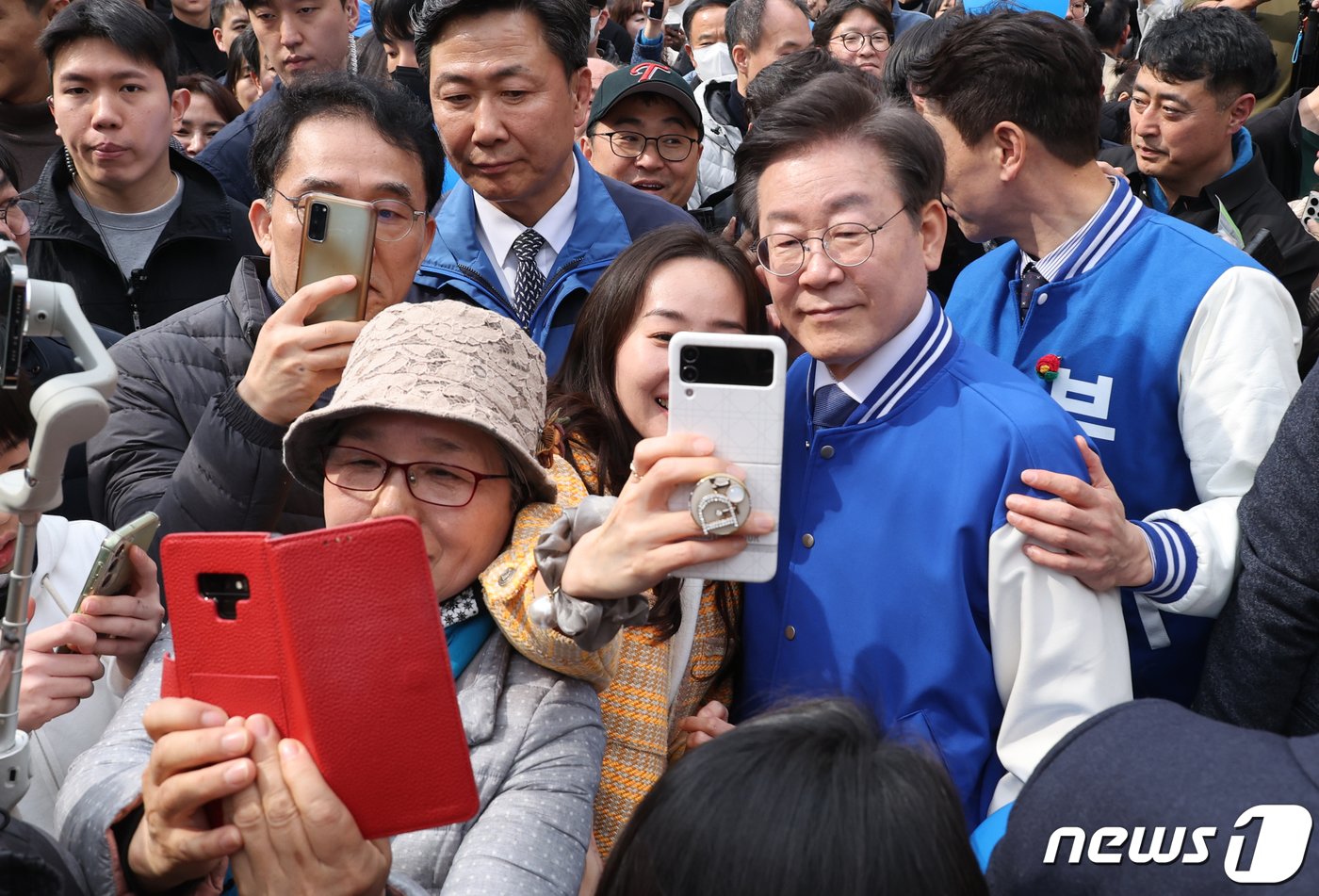 이재명 더불어민주당 대표가 16일 오후 경기 용인시 수지구 수지구청역 거리에서 시민들과 셀카를 찍고 있다. &#40;공동취재&#41; 2024.3.16/뉴스1 ⓒ News1 임세영 기자