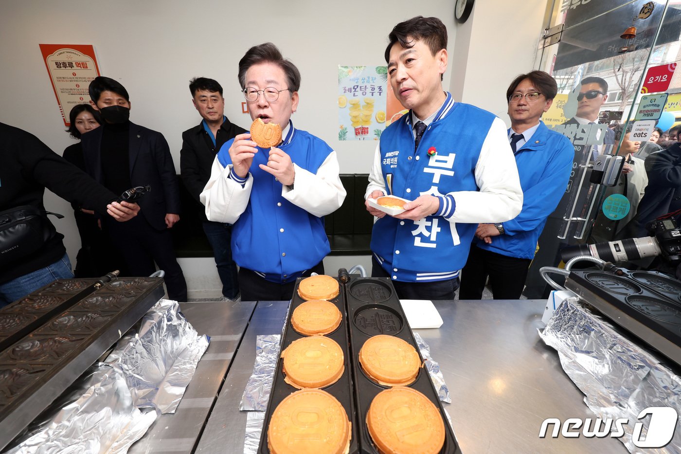 본문 이미지 - 이재명 더불어민주당 대표와 용인병 부승찬 예비후보가 16일 오전 경기 용인 수지구청역 인근 한 가게에서 '10원 빵'을 먹고 있다. (공동취재) 2024.3.16/뉴스1 ⓒ News1 임세영 기자