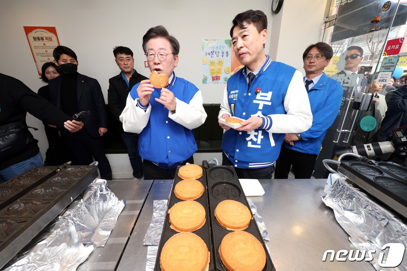 이재명 더불어민주당 대표와 용인병 부승찬 예비후보가 16일 오전 경기 용인 수지구청역 인근 한 가게에서 &#39;10원 빵&#39;을 먹고 있다. &#40;공동취재&#41; 2024.3.16/뉴스1 ⓒ News1 임세영 기자