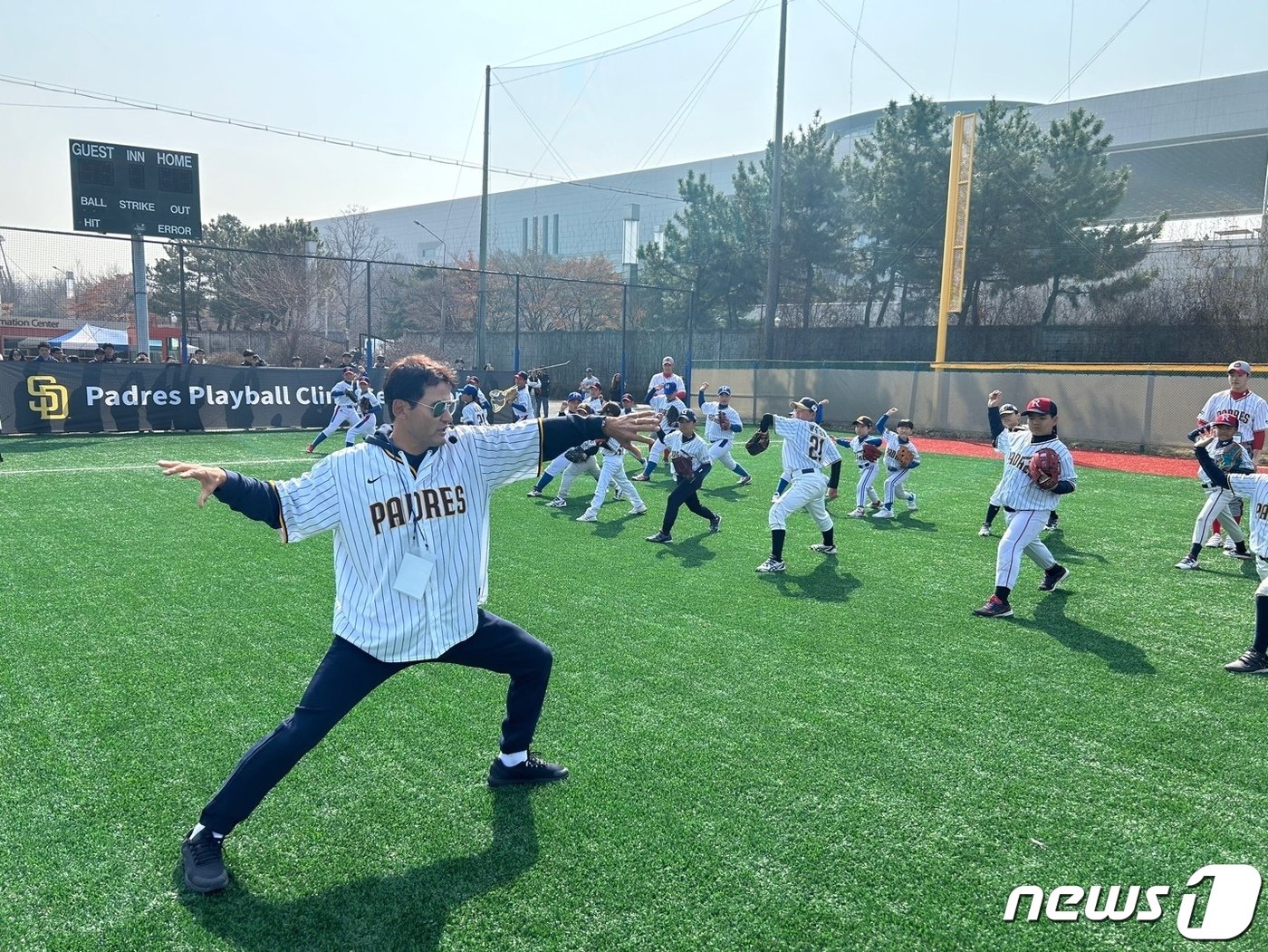 본문 이미지 - 16일 서울 용산구 용산어린이정원 내 야구장에서 진행된 샌디에이고 파드리스 유소년 야구 클리닉에서 박찬호가 학생들을 지도하고 있다. 2024.3.16/뉴스1 ⓒ News1 문대현 기자  