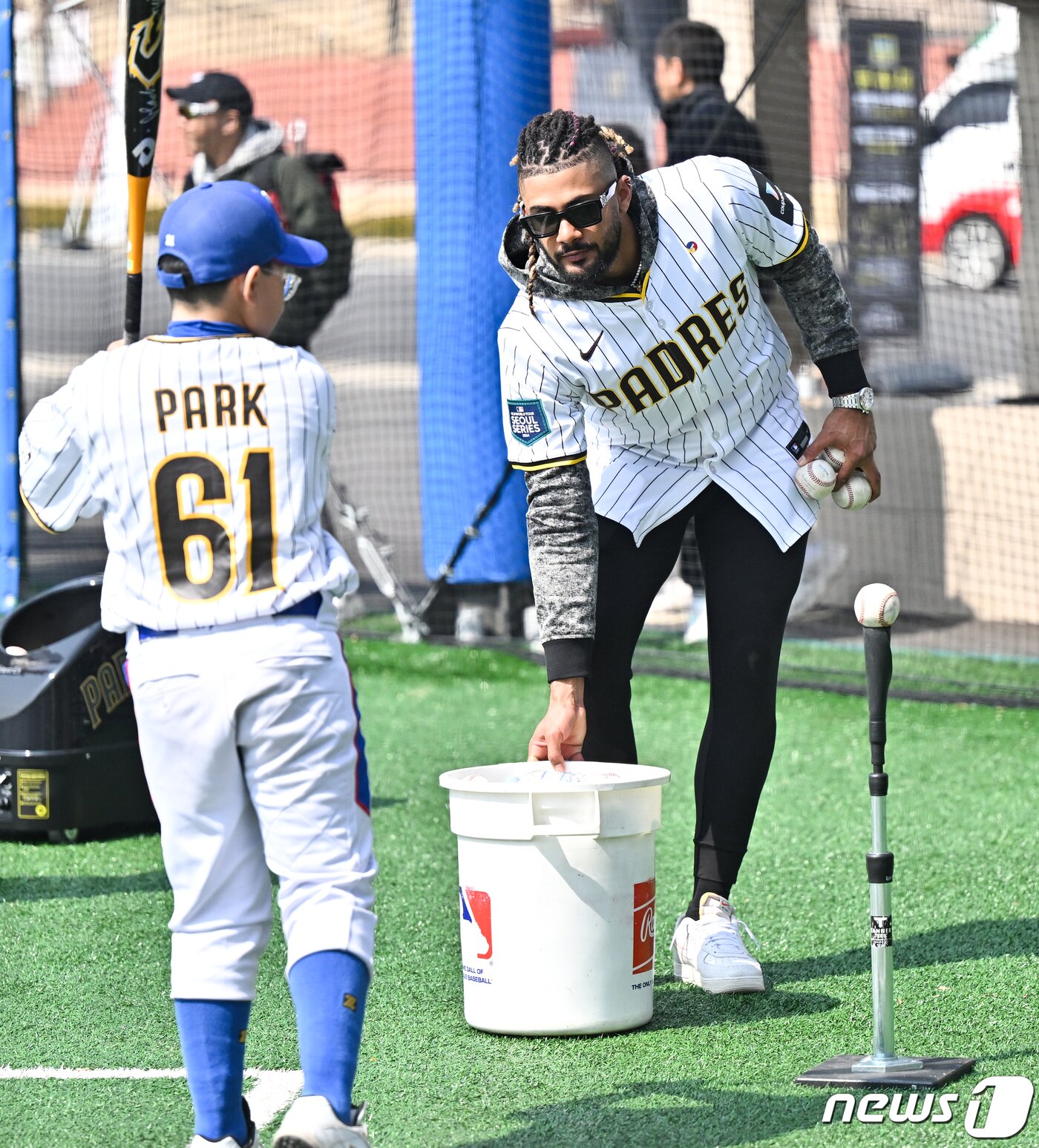 본문 이미지 - 샌디에이고 타티스 주니어가 16일 오후 서울 용산 어린이정원 내 어린이야구장에서 진행된 샌디에이고 파드리스 유소년 클리닉 행사에 참가해 유소년 선수들을 지도하고 있다. (사진공동취재단) 2024.3.16/뉴스1