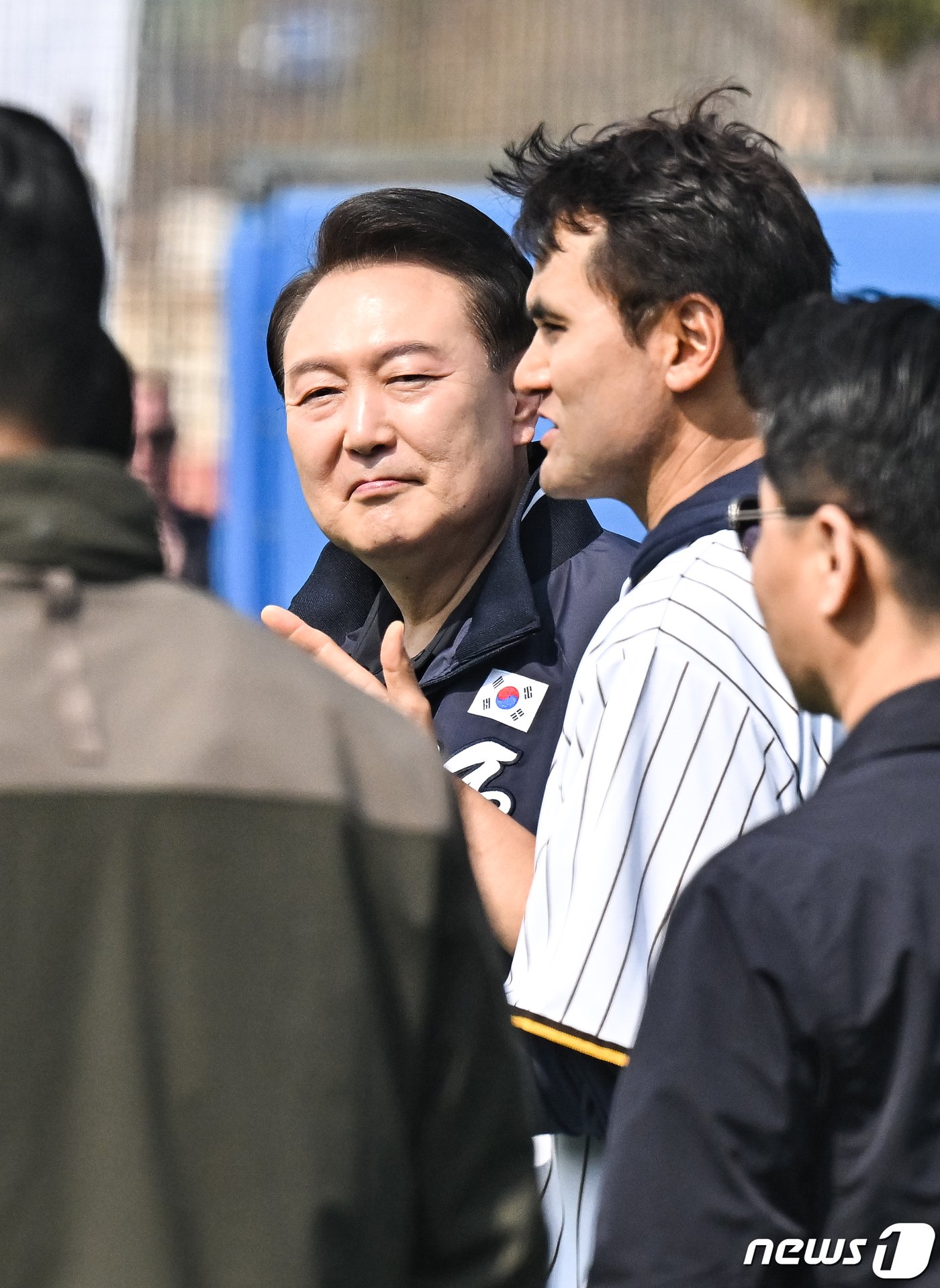 본문 이미지 - 윤석열 대통령이 16일 오후 서울 용산 어린이정원 내 어린이야구장에서 진행된 샌디에이고 파드리스 유소년 클리닉 행사에 참석해 박찬호와 이야기를 나누고 있다. (사진공동취재단) 2024.3.16/뉴스1 ⓒ News1 이승배 기자
