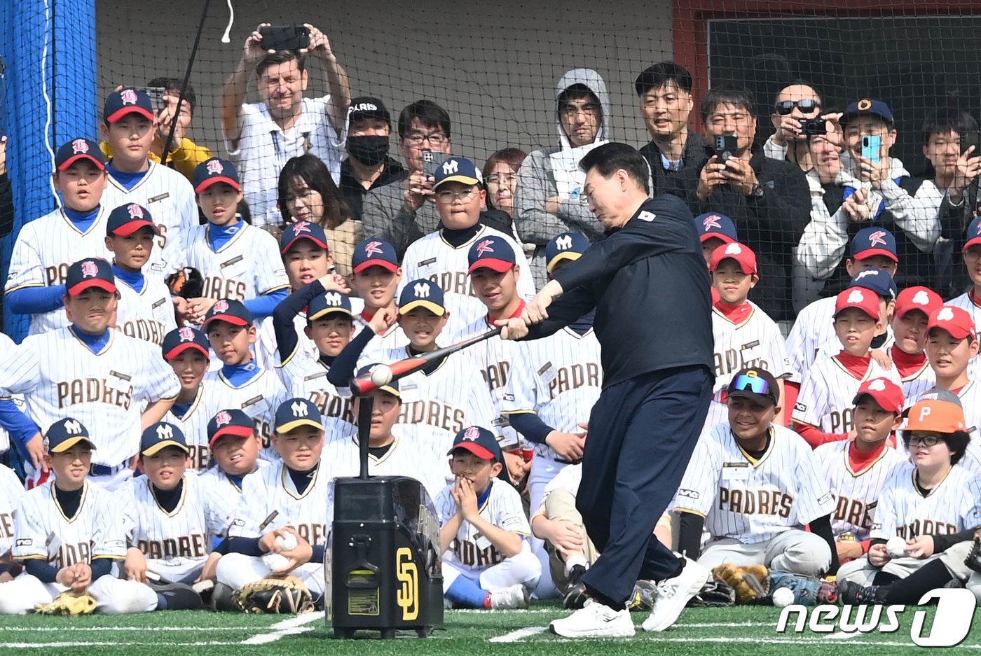 본문 이미지 - 윤석열 대통령이 16일 오후 서울 용산 어린이정원 내 어린이야구장에서 진행된 샌디에이고 파드리스 유소년 클리닉 행사에 참석해 타격시범을 보이고 있다. (사진공동취재단) 2024.3.16/뉴스1 ⓒ News1 이승배 기자