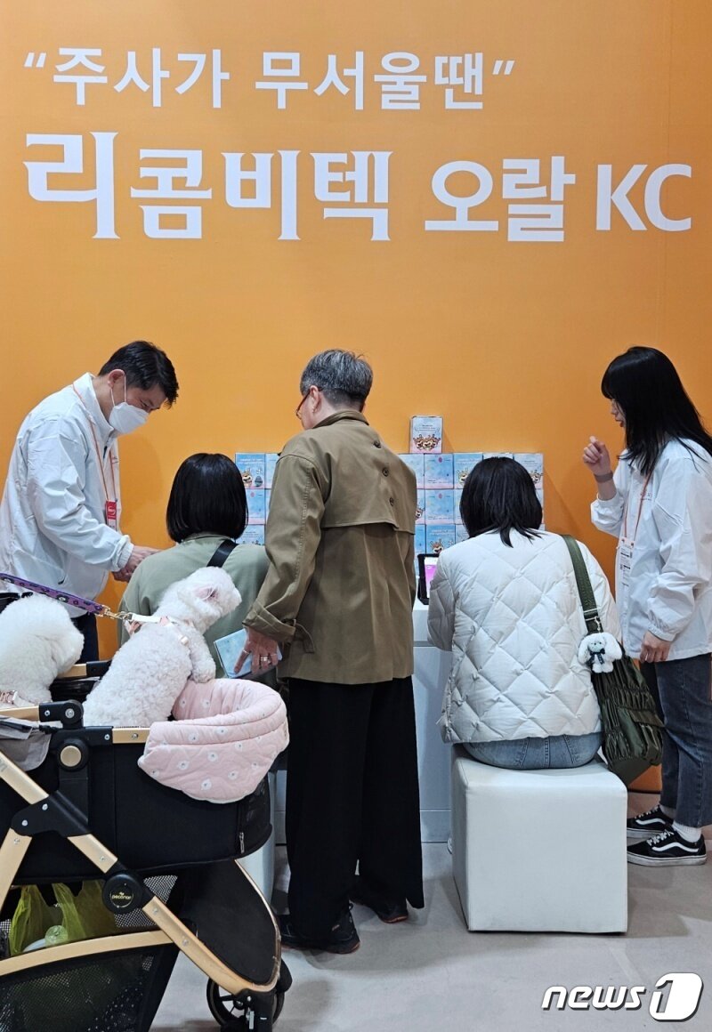 본문 이미지 - 한국베링거인겔하임동물약품은 15일 서울 강남구 세텍에서 열린 케이펫페어에 참가해 리콤비텍 오랄 KC 백신을 소개했다.ⓒ 뉴스1 최서윤 기자