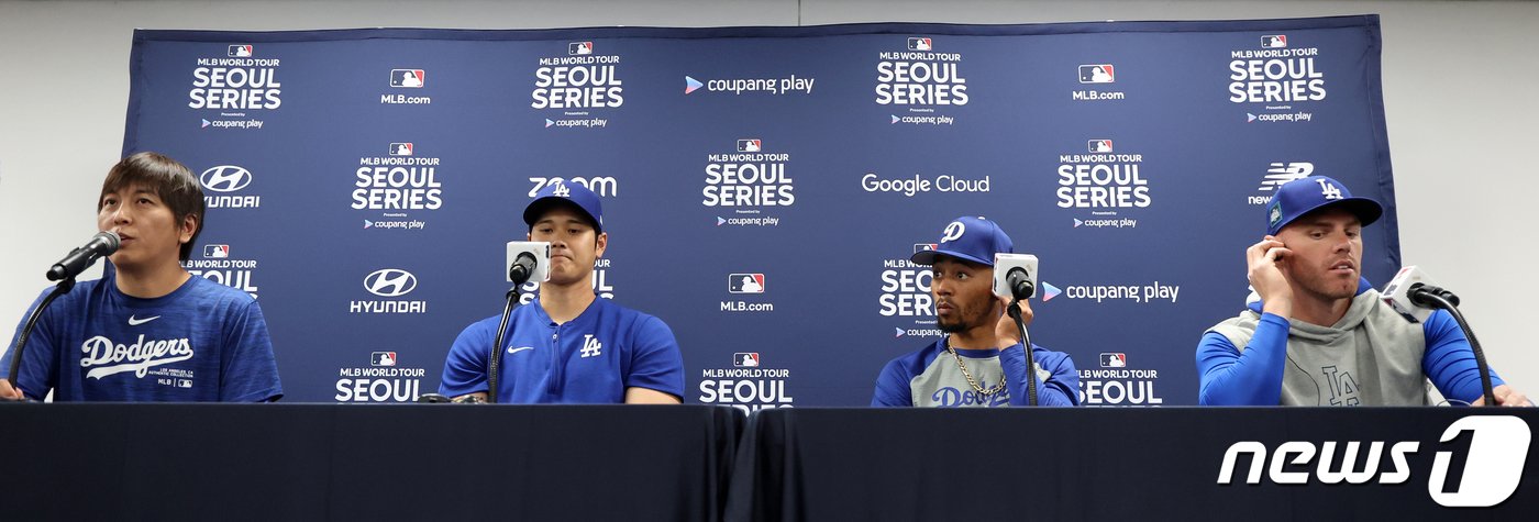 본문 이미지 - 미국프로야구(MLB) 월드투어 서울시리즈에 출전하는 LA 다저스 오타니 쇼헤이, 무키 베츠, 프레디 프리먼이 16일 오후 서울 구로구 고척스카이돔에서 공식 기자회견을 갖고 있다. 2024.3.16/뉴스1 ⓒ News1 김진환 기자