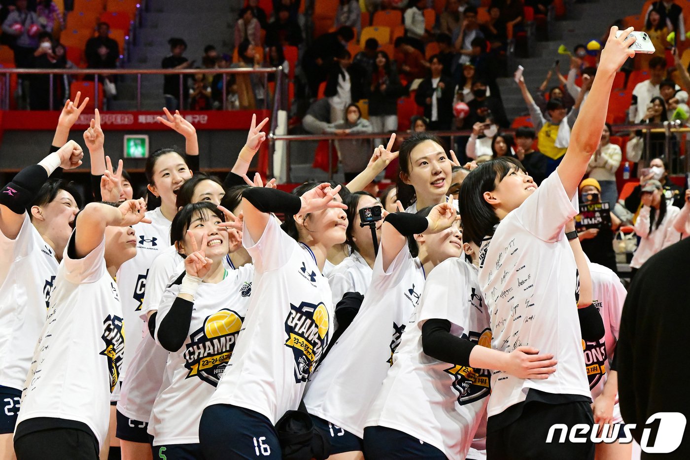 본문 이미지 - 16일 광주시 페퍼스타디움에서 열린 2023-24시즌 도드람 V리그 여자부 6라운드 흥국생명과의 경기에서 승리해 정규리그 1위에 오른 현대건설 선수들이 기념 촬영을 하고 있다. (한국배구연맹 제공)