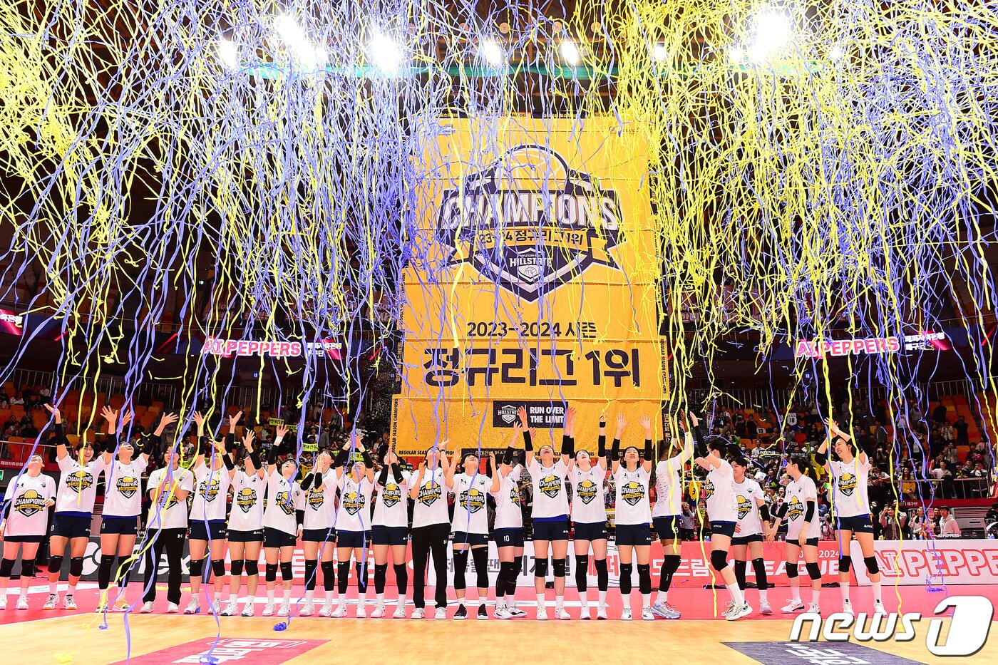 본문 이미지 - 16일 광주시 페퍼스타디움에서 열린 2023-24시즌 도드람 V리그 여자부 6라운드 흥국생명과의 경기에서 승리해 정규리그 1위에 오른 현대건설 선수들이 세리머니를 하고 있다. 현대건설은 26승10패(승점 80)가 되면서 전날 정규리그를 모두 마친 흥국생명(승점 79)을 제치고 통산 5번째 정규리그 1위에 올랐다. (한국배구연맹 제공) 2024.3.16/뉴스1 ⓒ News1 신웅수 기자