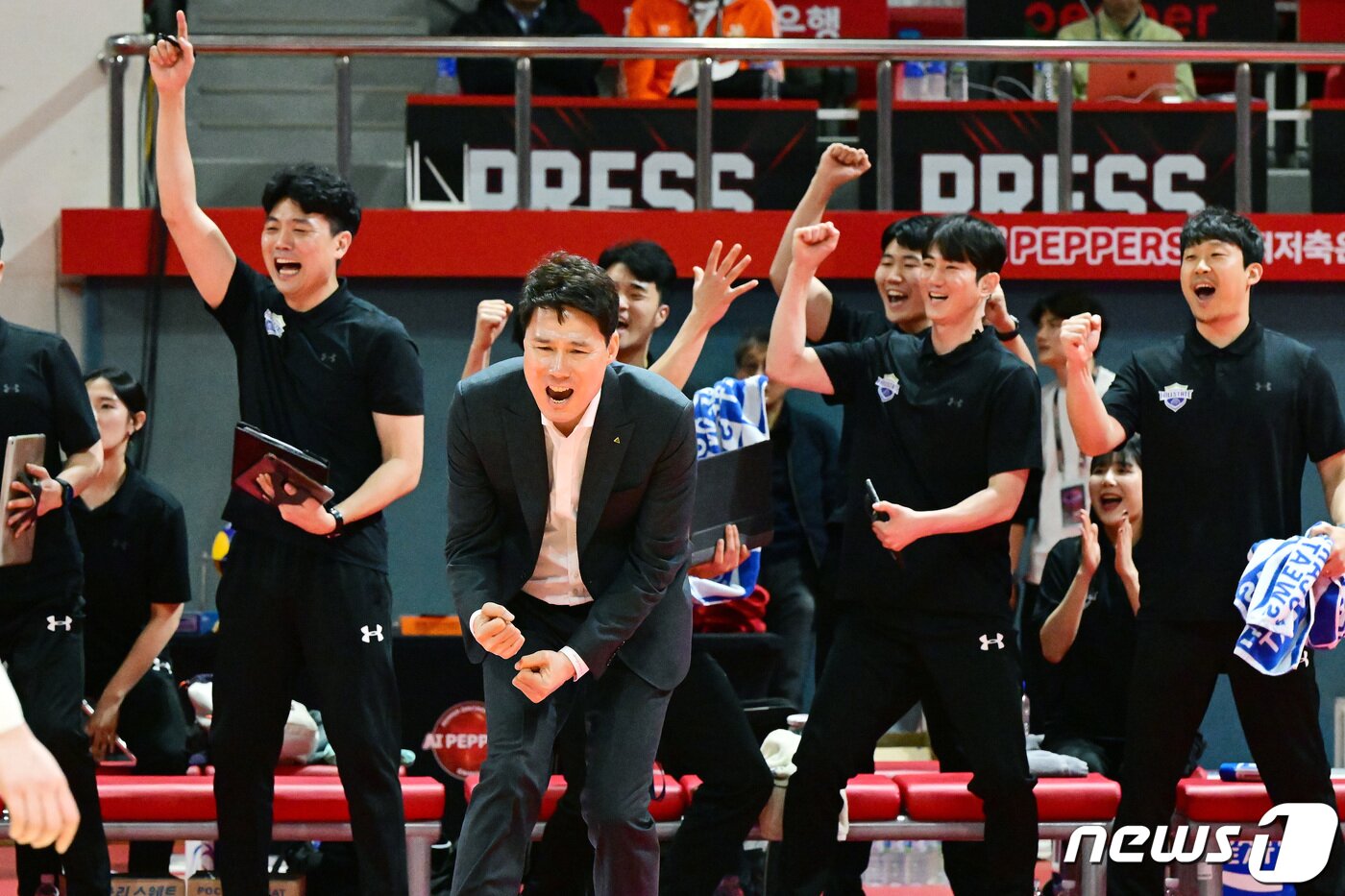 본문 이미지 - 16일 광주시 페퍼스타디움에서 열린 2023-24시즌 도드람 V리그 여자부 6라운드 페퍼와의 경기에서 강성형 현대건설 감독이 1위를 차지한 뒤 기뻐하고 있다. . (한국배구연맹 제공) 2024.3.16/뉴스1 ⓒ News1 신웅수 기자